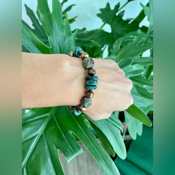 Turquoise - Hematite - Labradorite Bracelet - Picture 5 of 5